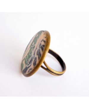 Bague ajustable verte et blanche sur un support bronze Bagues gourmandes et en pâte polymère