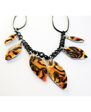 Collier mi-long multicolore avec perles allongées réalisées à la main Colliers mi-longs