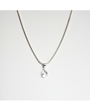 Très petit pendentif discret, oval et transparent avec sa chaîne en argent Pendentifs en perles et cristal