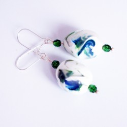 Boucles d'oreilles pendantes vertes et blanches