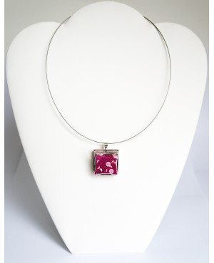 Pendentif carré en micro-billes et petites fleurs roses Pendentifs sur support métallique