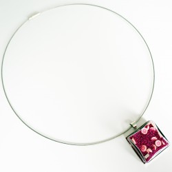 Pendentif carré en micro-billes et petites fleurs roses