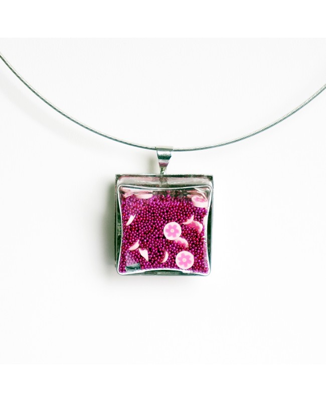 Pendentif carré en micro-billes et petites fleurs roses