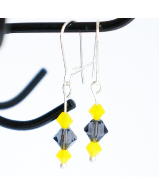 Petites boucles d'oreilles jaunes et grises réalisées à la main