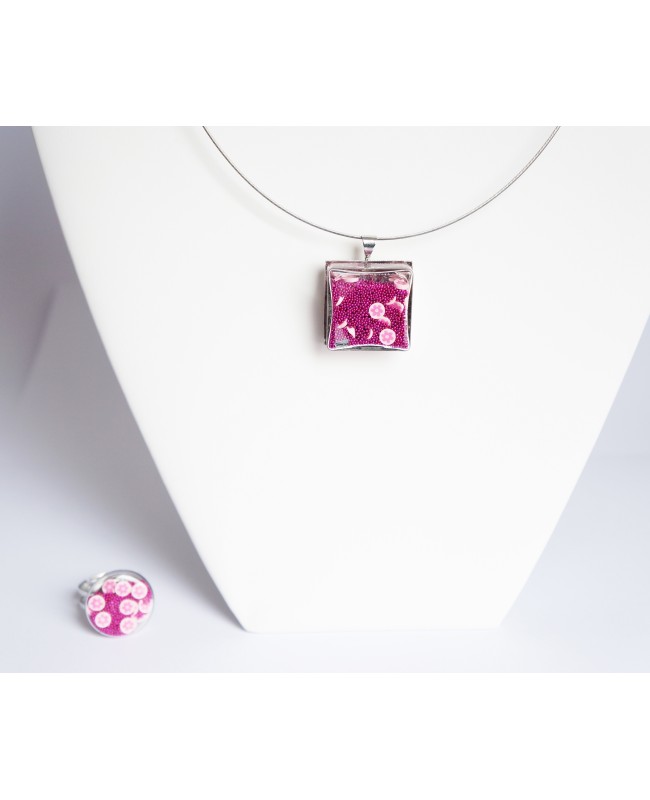 Le "Flower Power" est de retour avec cette parure rose (collier + bague)