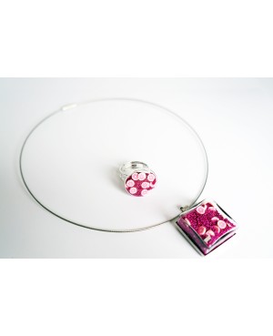 It’s the return of “Flower Power” with this pink necklace and ring set Matching sets