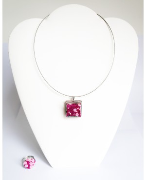 It’s the return of “Flower Power” with this pink necklace and ring set Matching sets