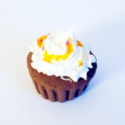 Pendentif gourmand cupcake avec coulis orange et paillettes multicolores