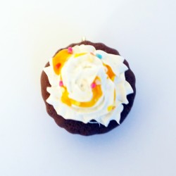 Pendentif gourmand cupcake avec coulis orange et paillettes multicolores
