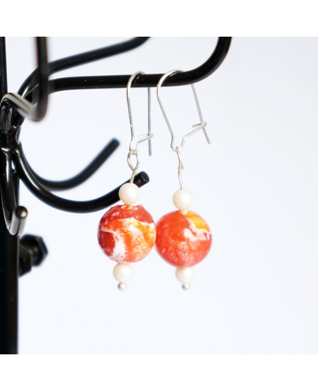 Petites boucles d'oreilles pendantes oranges et blanches