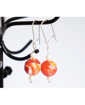 Petites boucles d'oreilles pendantes oranges et blanches Boucles d'oreilles