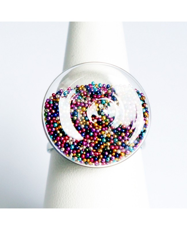 Bague en microbilles multicolores - dôme plat