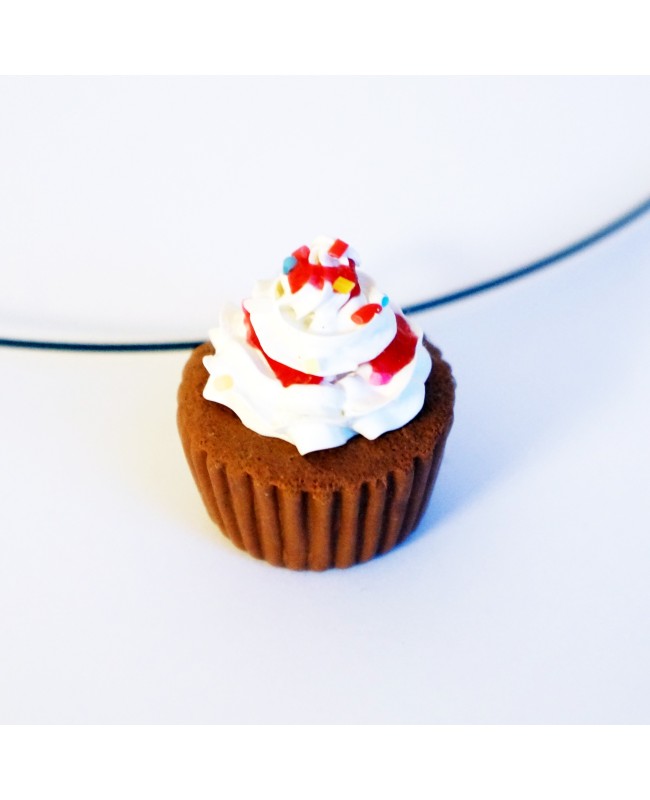 Pendentif cupcake avec chantilly, coulis rouge et paillettes multicolores