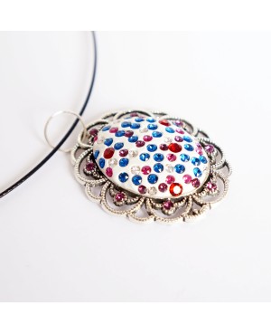 Vintage-style oval pendant with multi-colored diamantes Beaded pendants