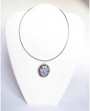 Vintage-style oval pendant with multi-colored diamantes Beaded pendants