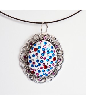 Vintage-style oval pendant with multi-colored diamantes Beaded pendants