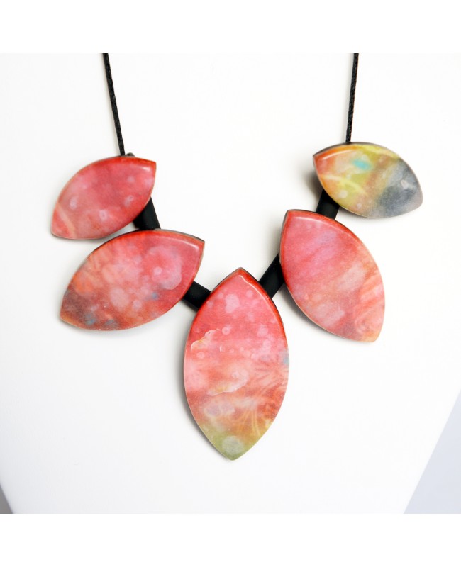 Collier ras-le-cou rouge et multicolore