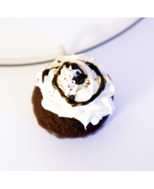 Pendentif cupcakeau chocolat avec chantilly, coulis et pépites de chocolat Pendentifs gourmands