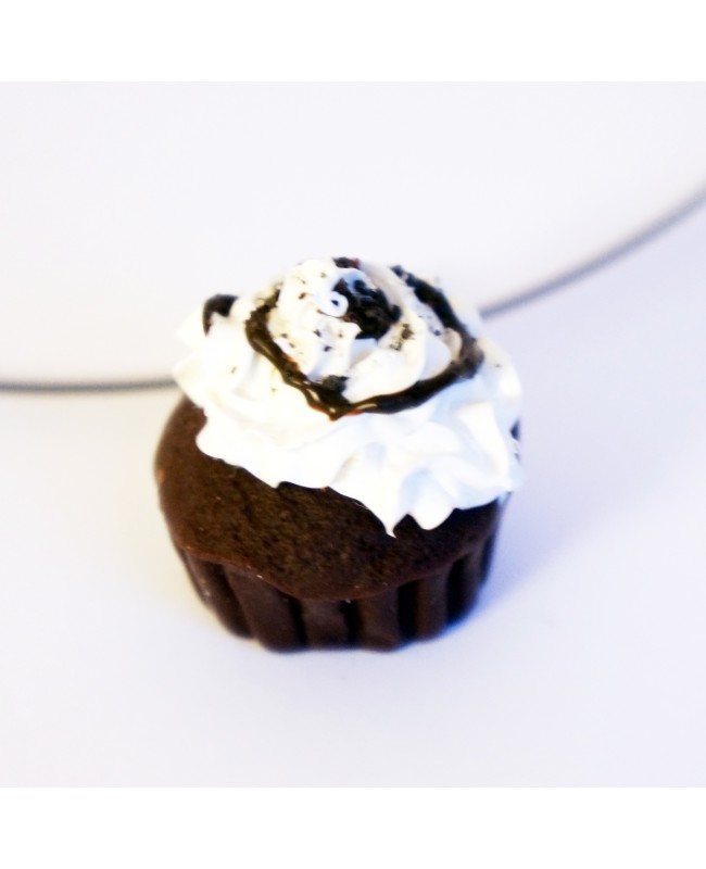 Pendentif cupcakeau chocolat avec chantilly, coulis et pépites de chocolat