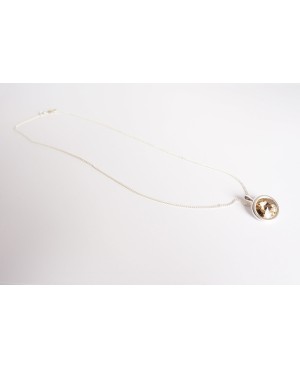 Pendentif beige et rond en cristal de Swarovski avec sa chaîne en argent Pendentifs en perles et cristal