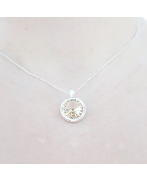 Pendentif beige et rond en cristal de Swarovski avec sa chaîne en argent Pendentifs en perles et cristal