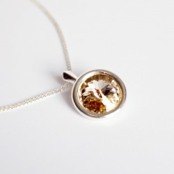 Pendentif beige et rond en cristal de Swarovski avec sa chaîne en argent