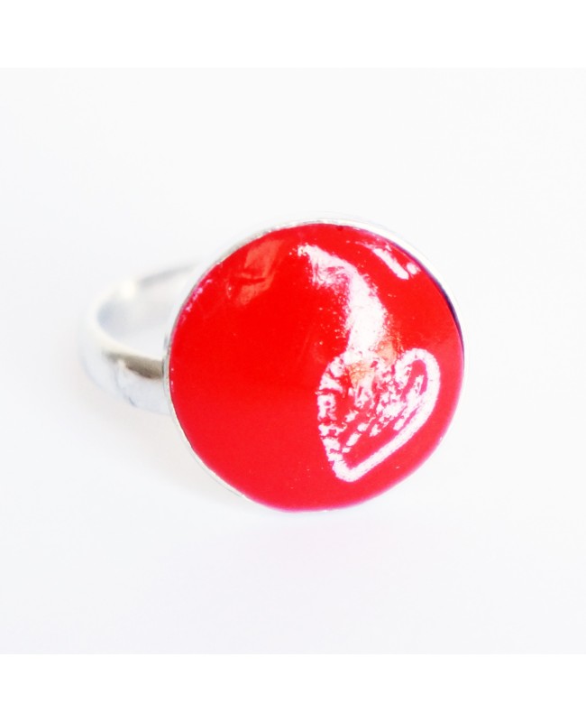 Petite bague rouge avec un petit coeur blanc