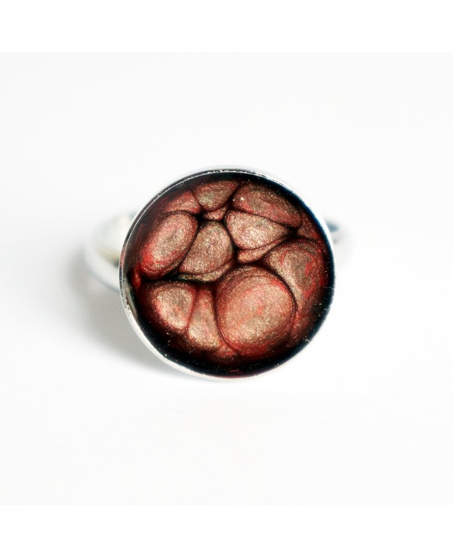 Petite bague noire avec des reflets rouges