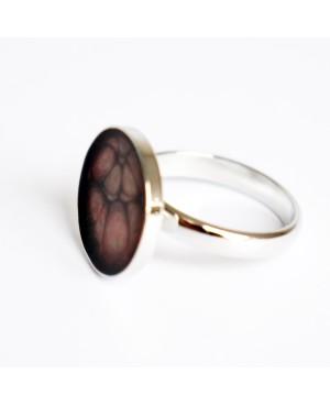 Petite bague noire avec des reflets rouges Bagues en peinture et résine