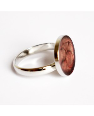 Petite bague noire avec des reflets rouges Bagues en peinture et résine