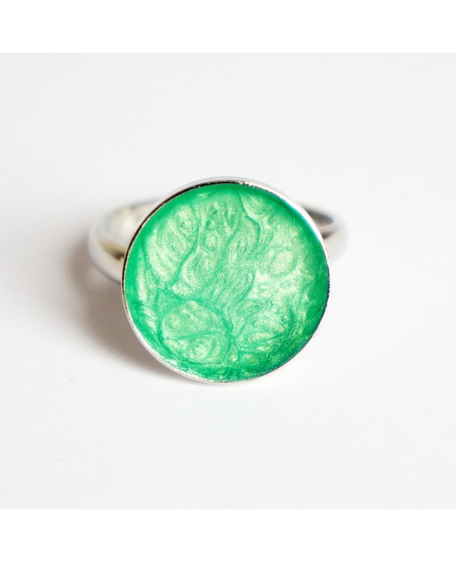 Petite bague verte avec des effets tourbillons