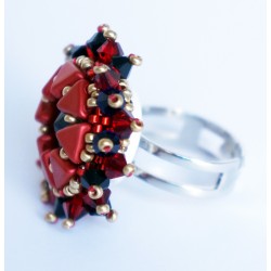 Bague rouge et noire en perles et conçue à la main