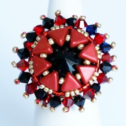 Bague rouge et noire en perles et conçue à la main
