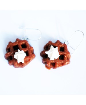 Boucles d'oreilles en gaufres de Liège avec sa crème chantilly Boucles d'oreilles gourmandes