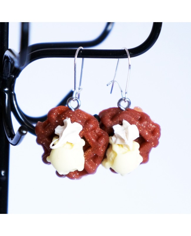 Boucles d'oreilles en gaufres de Liège avec boule de glace vanille et chantilly