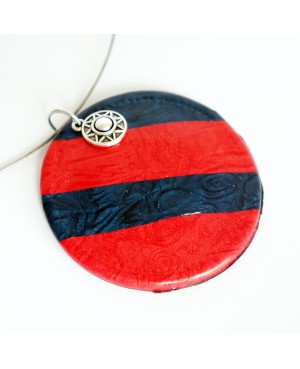 Pendentif rond rouge et bleu marine Pendentifs en pâte polymère