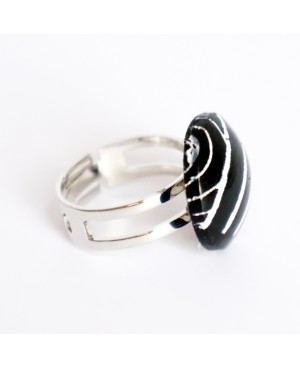 Petite bague noire avec des rayures blanches Bagues gourmandes et en pâte polymère