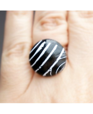 Petite bague noire avec des rayures blanches Bagues gourmandes et en pâte polymère