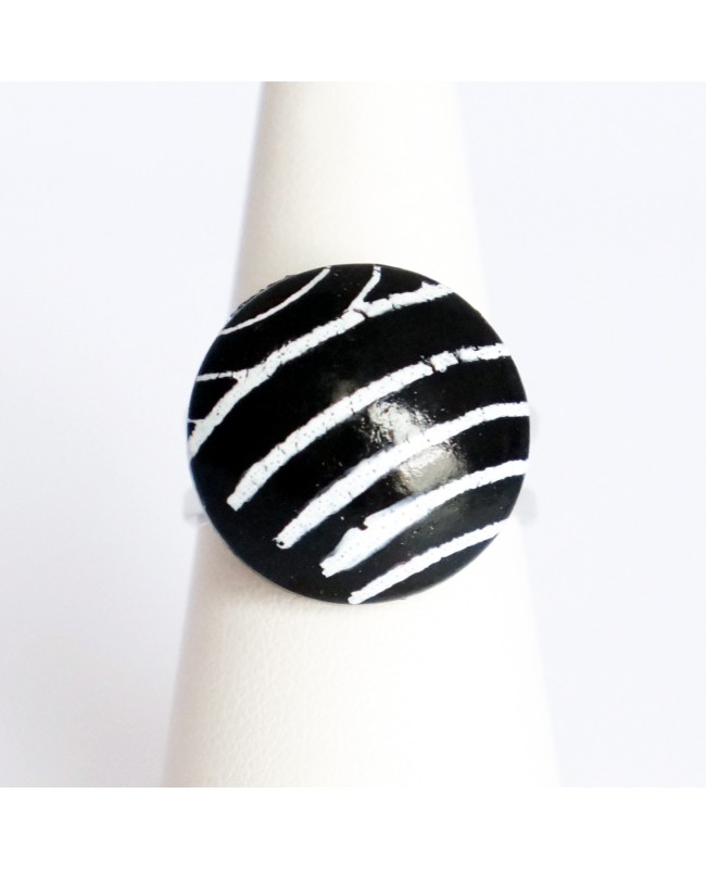 Petite bague noire avec des rayures blanches