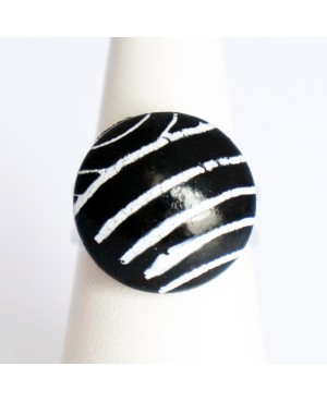 Petite bague noire avec des rayures blanches Bagues gourmandes et en pâte polymère