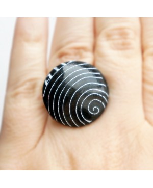 Bague noire avec des cercles blancs Bagues gourmandes et en pâte polymère