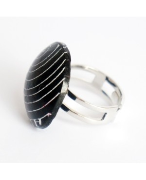 Bague noire avec des cercles blancs Bagues gourmandes et en pâte polymère