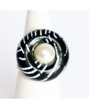 Bague noire avec cabochon blanc nacré Bagues gourmandes et en pâte polymère