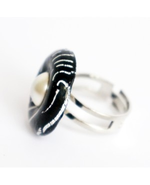 Bague noire avec cabochon blanc nacré Bagues gourmandes et en pâte polymère