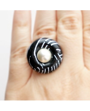 Bague noire avec cabochon blanc nacré Bagues gourmandes et en pâte polymère