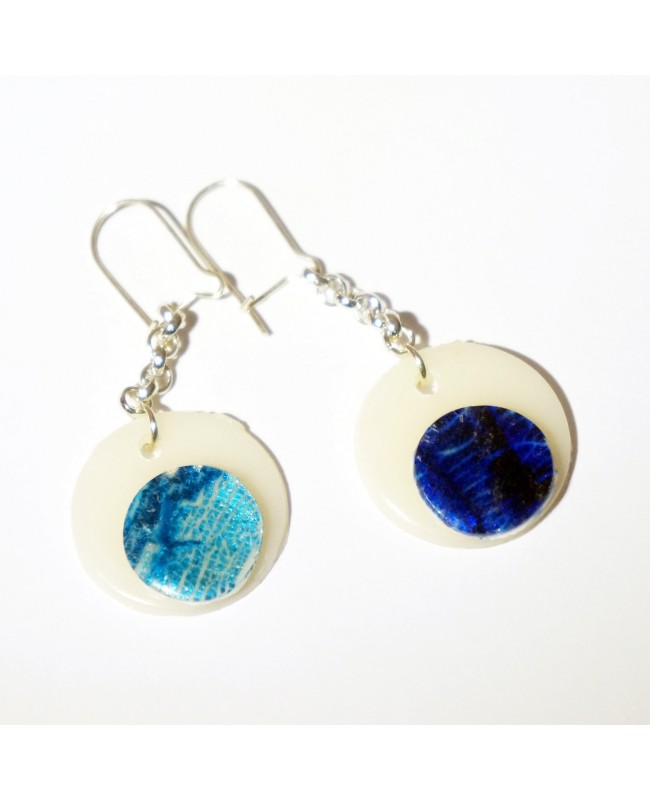 Boucles d'oreilles blanches et bleues