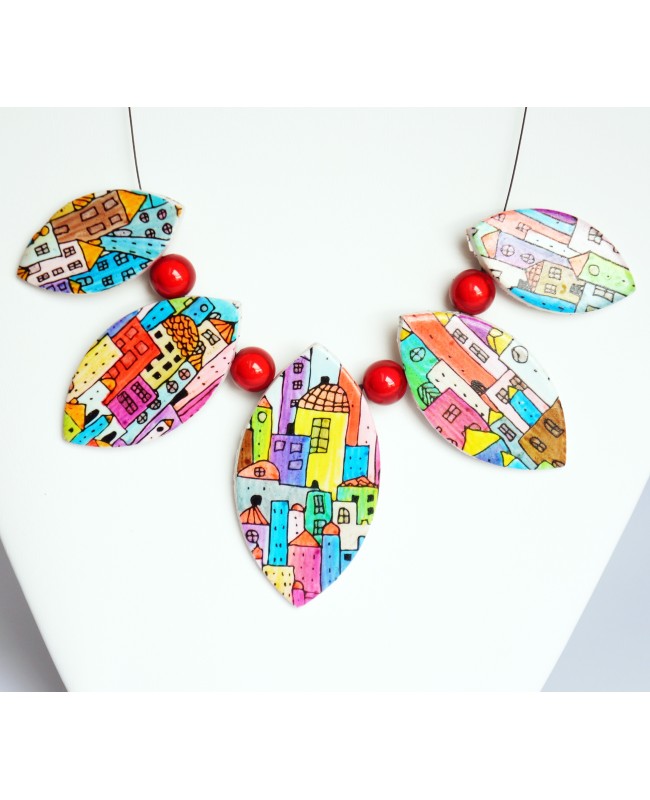 Multicolored necklace with house patterns