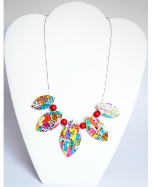 Collier multicolore avec des motifs maisons Colliers mi-longs