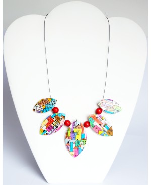 Collier multicolore avec des motifs maisons Colliers mi-longs