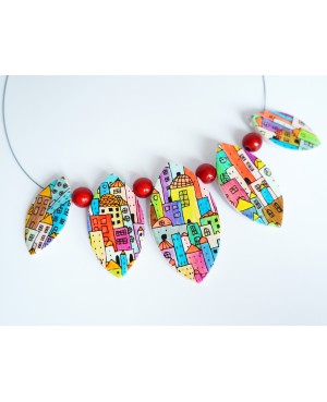 Collier multicolore avec des motifs maisons Colliers mi-longs